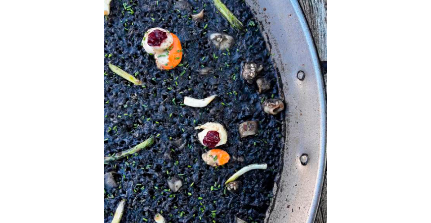 Receta de @cris_riceandmeal: arroz negro de calamar, vieiras y ajos tiernos