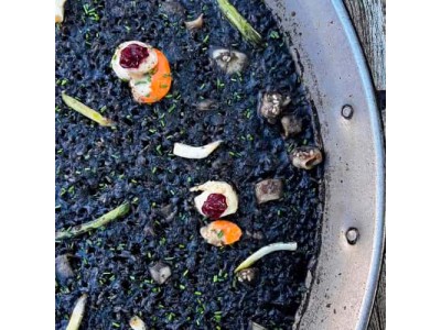 Receta de @cris_riceandmeal: arroz negro de calamar, vieiras y ajos tiernos