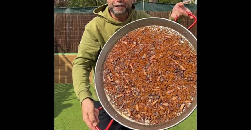 Receta de _comeydisfruta_: Fideuá de secreto, torrezno y ajos tiernos