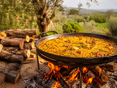 como hacer una paella a leña 